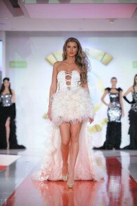 Claudia Neghină poartă rochia de 10.000 de euro creată de Andreea Dogaru Claudia Neghină poartă rochia de 10.000 de euro creată de Andreea Dogaru